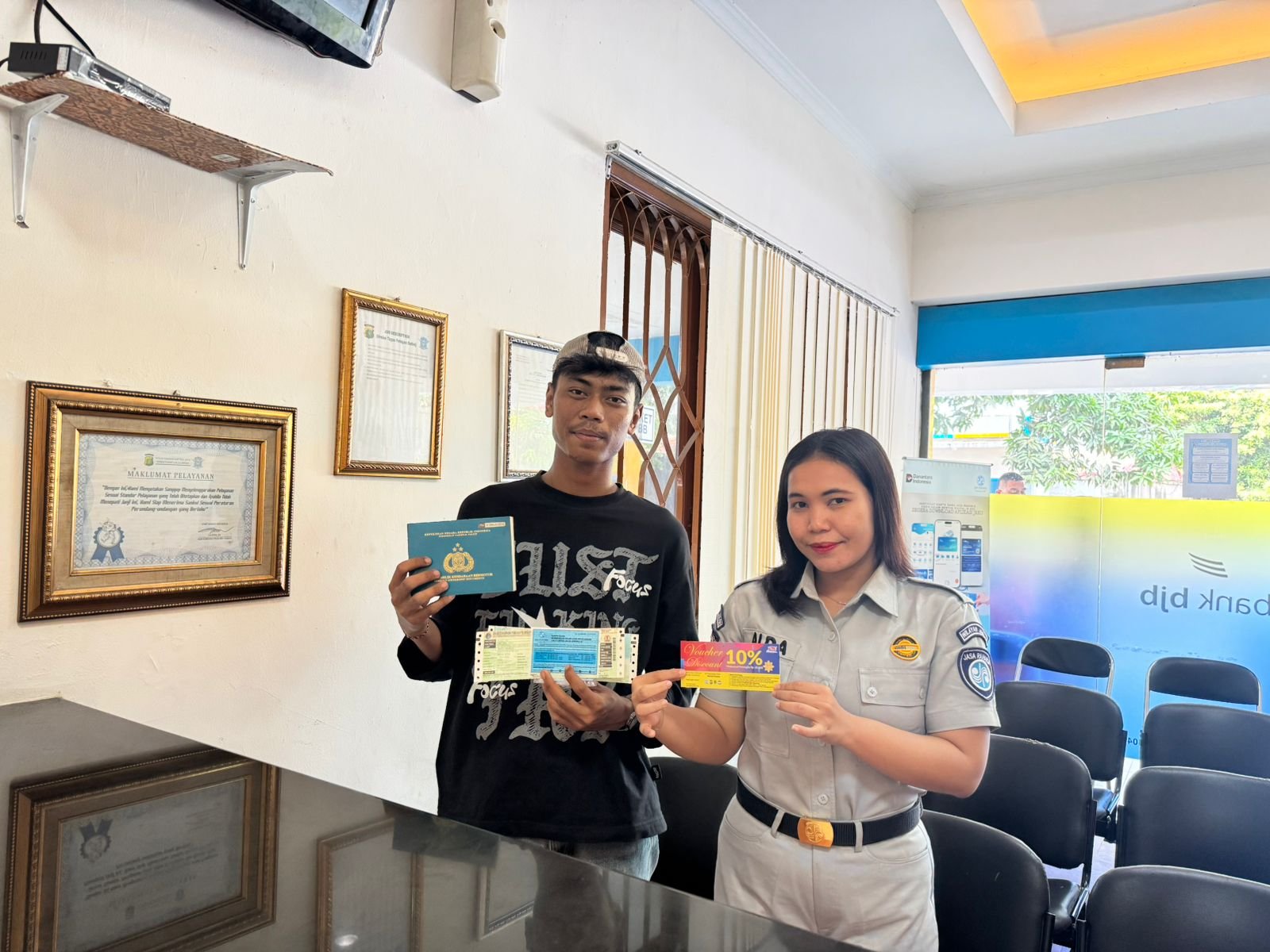 Petugas Oprasional Samsat Babelan Berikan Voucher Planet Ban kepada Wajib Pajak sebagai Bentuk Apresiasi Kepatuhan Masyarakat