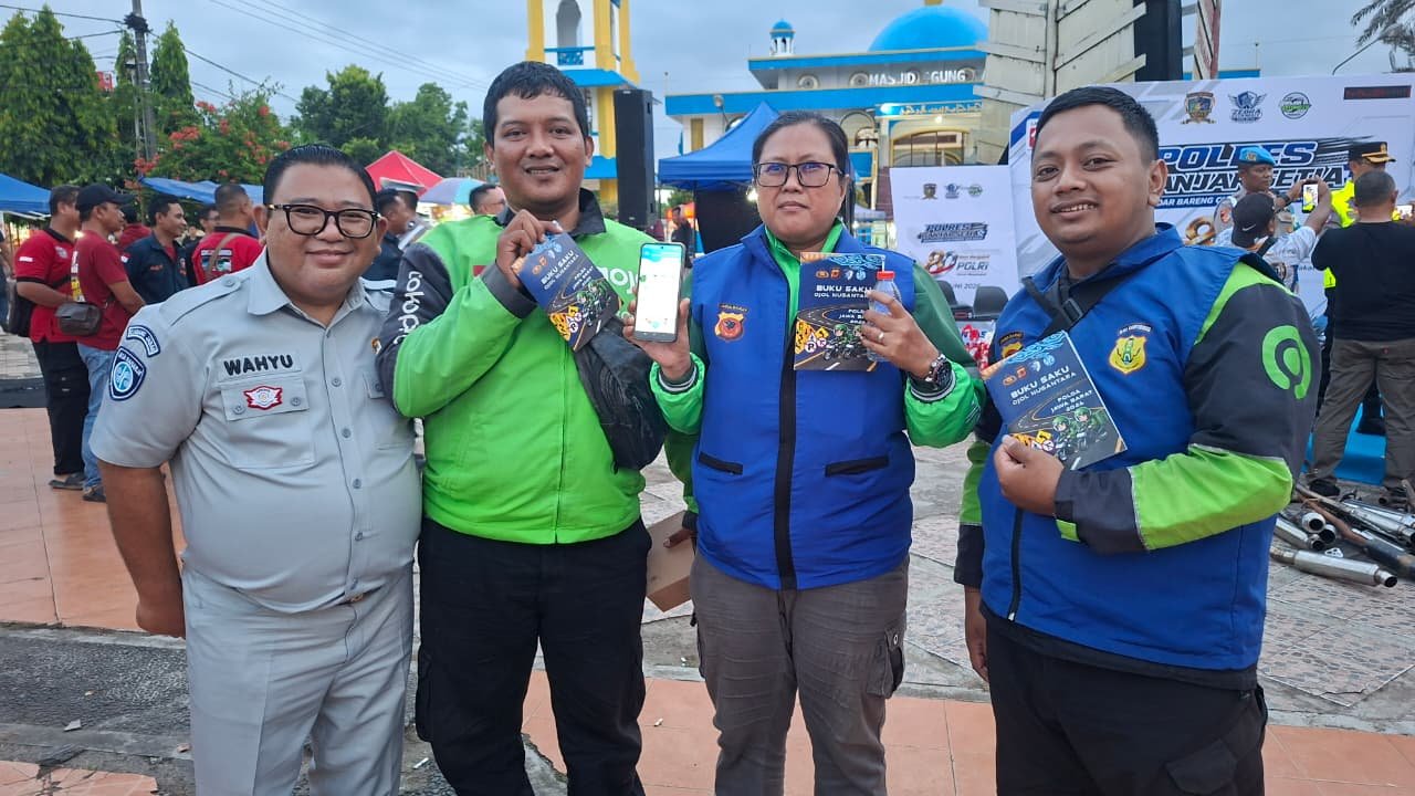 Dekatkan Layanan Digital dan Edukasi Keselamatan, Jasa Raharja Tasikmalaya Sosialisasi Fitur ‘Lapor Laka’ JRku dan Bagikan Buku Saku di Alun-Alun Kota Banjar