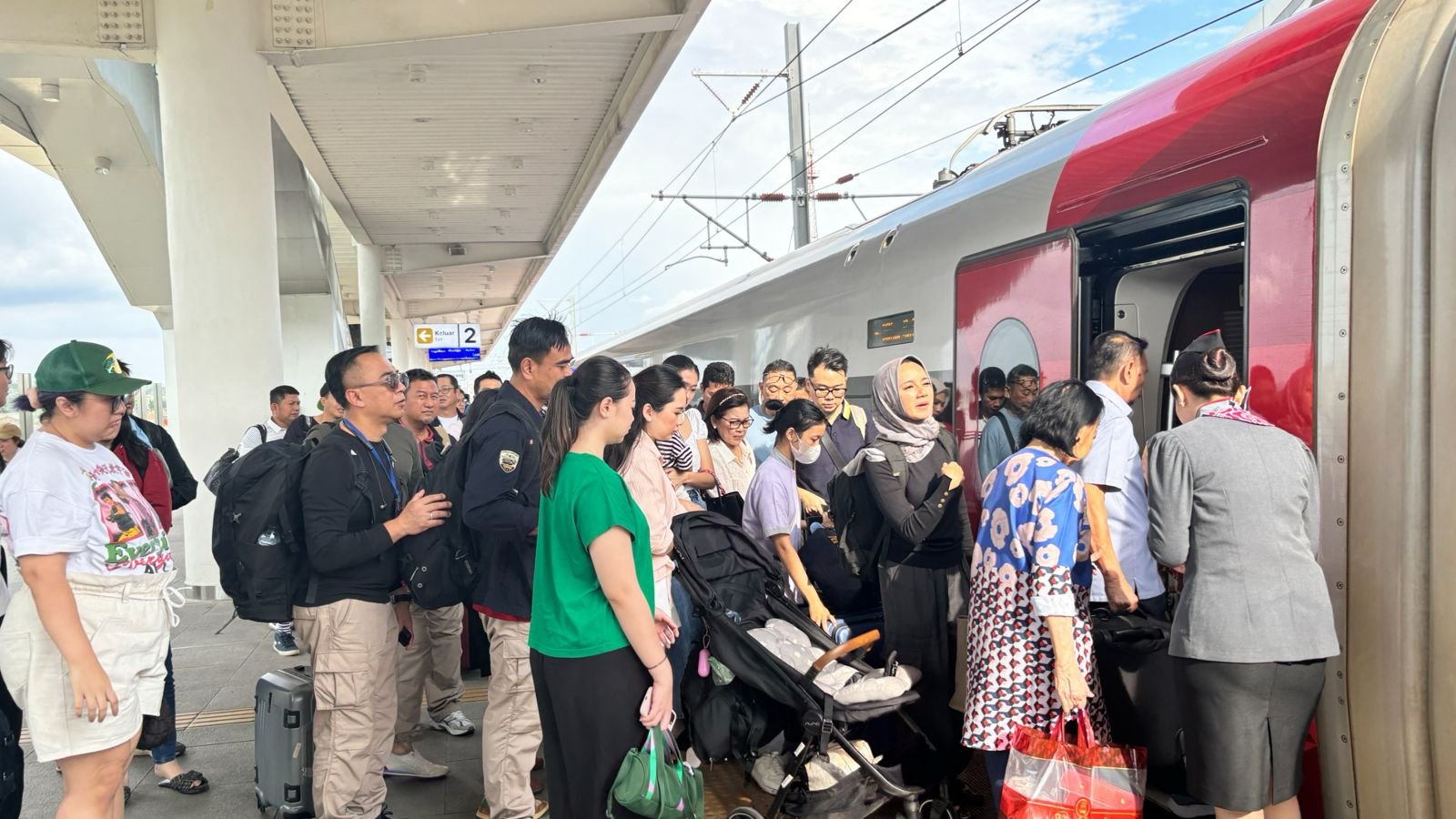 Whoosh Jadi Pilihan Masyarakat Saat Libur Panjang, KCIC Angkut 126 Ribu Penumpang