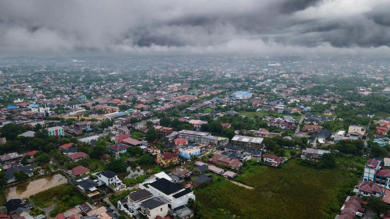 Cuaca Indonesia 3 Juni 2026: Jakarta hingga Surabaya Berawan, Kendari Berpotensi Petir