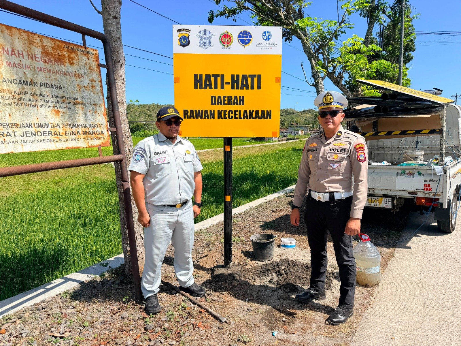 Jasa Raharja dan Satlantas Kulon Progo Perkuat Pencegahan Laka Lewat Pemasangan Plang Keselamatan
