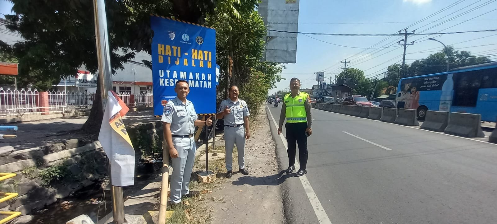 Jasa Raharja dan Satlantas Polrestabes Semarang Pasang Rambu di Titik Rawan Kecelakaan sebagai Upaya Pencegahan Kecelakaan