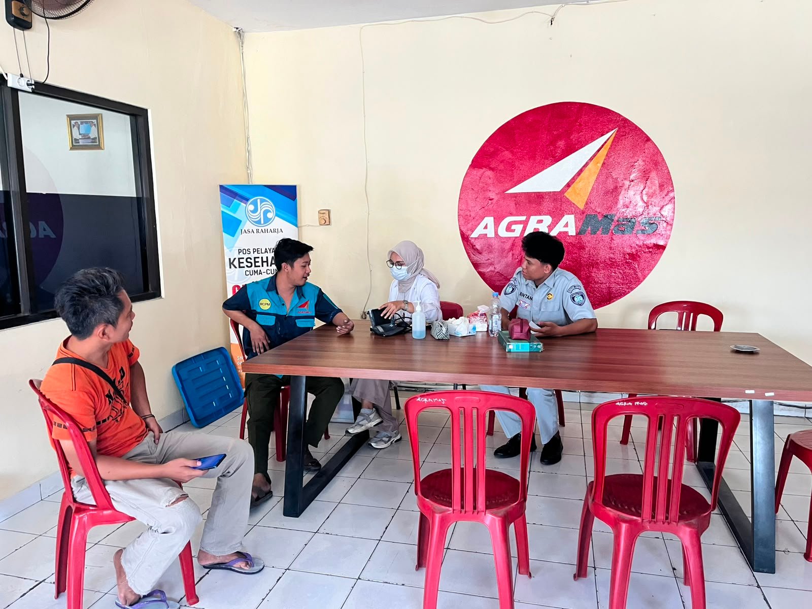 Apresiasi Untuk Operator Kendaraan Umum, Jasa Raharja Karawang Berikan Pengobatan Gratis Bagi Pengemudi Di Po Agramas