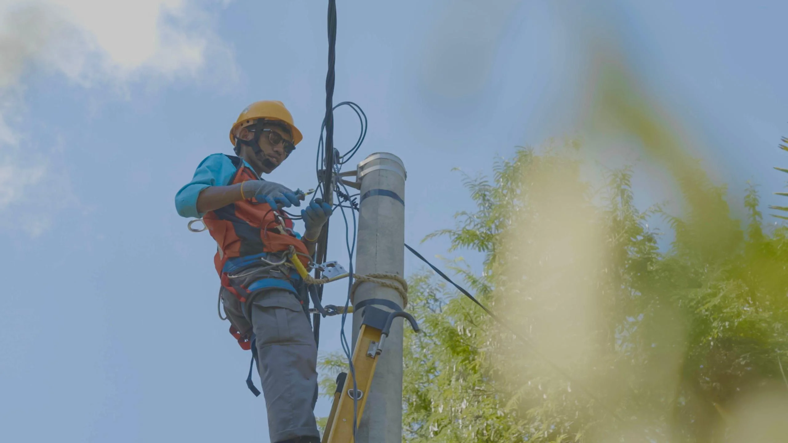 Kejar Elektrifikasi 100 Persen, Pemerintah Andalkan Jaringan PLN hingga PLTS Individu