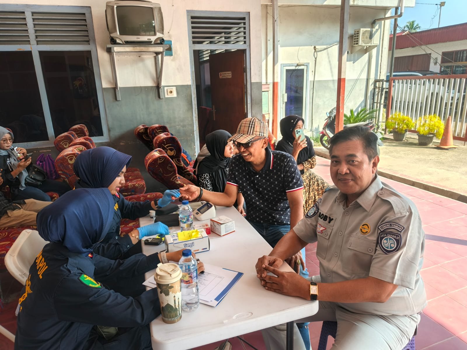 Jasa Raharja Sumbar Bersama Biddokkes Polda Sumbar Gelar MUKL dan Pengobatan Gratis di PO Transport Lubuk Alung