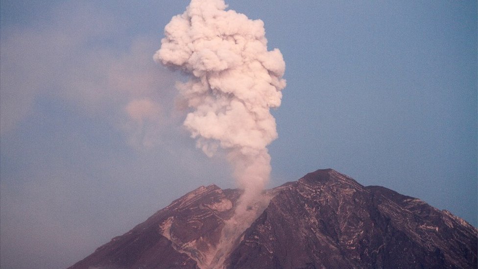 Semeru Erupsi Pagi Ini, Warga Diminta Jauhi Zona Rawan Bencana