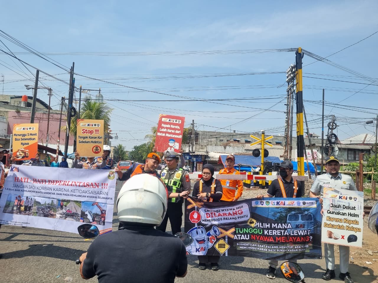 Dorong Budaya Tertib Berlalu Lintas Di Perlintasan Sebidang, Jasa Raharja Sukabumi Bersama Dishub Kab Cianjur, Polres Cianjur dan Rail Fans Cianjur Gelar Sosialisasi