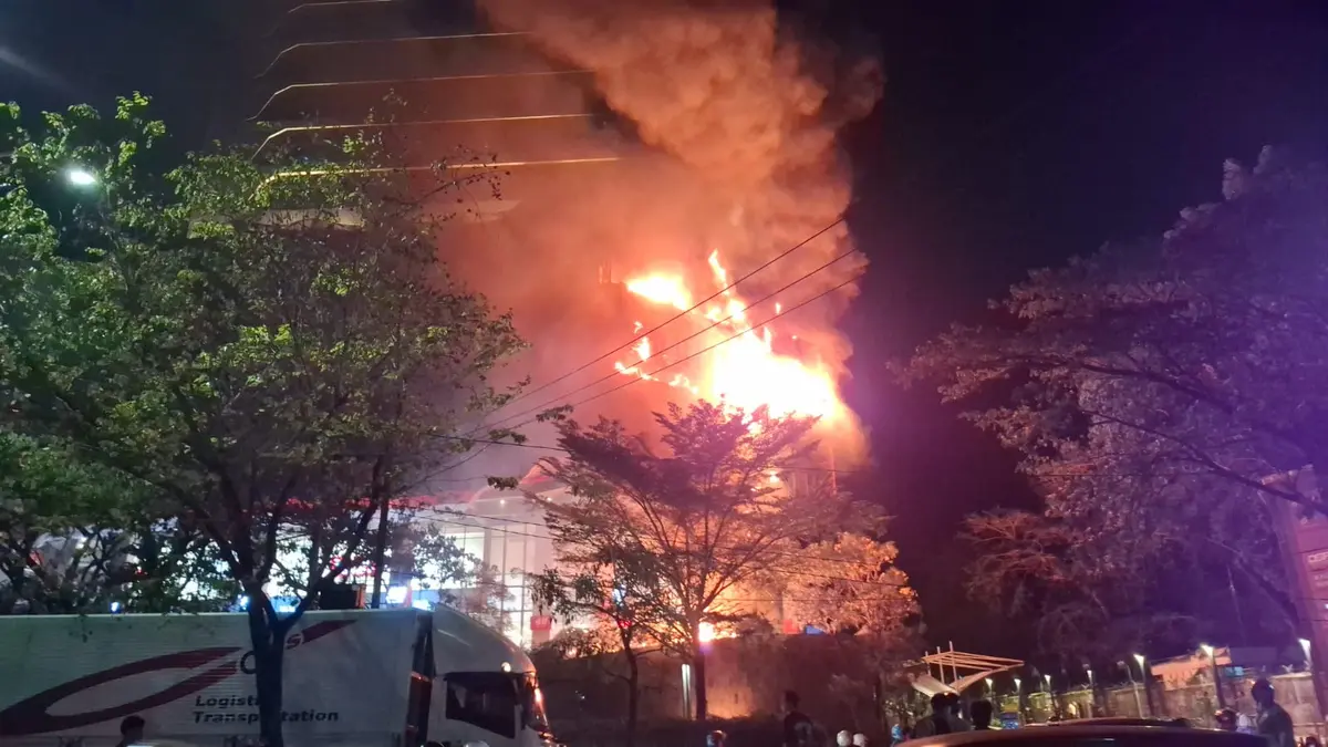 Nipah Mall Makassar Terbakar, Pengunjung dan Pegawai Berhamburan Keluar