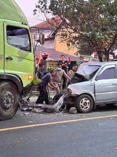 Kecelakaan Pagi di Jalan Raya Bogem, Truk Hijau dan Minibus Ringsek Parah