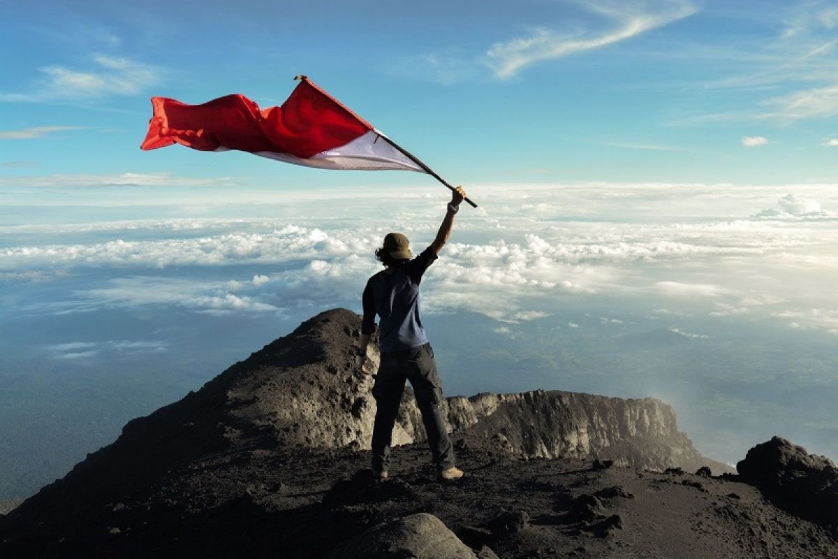 Ratusan Pendaki Siap Kibarkan Merah Putih di Puncak Gunung Kerinci Saat HUT RI ke-81