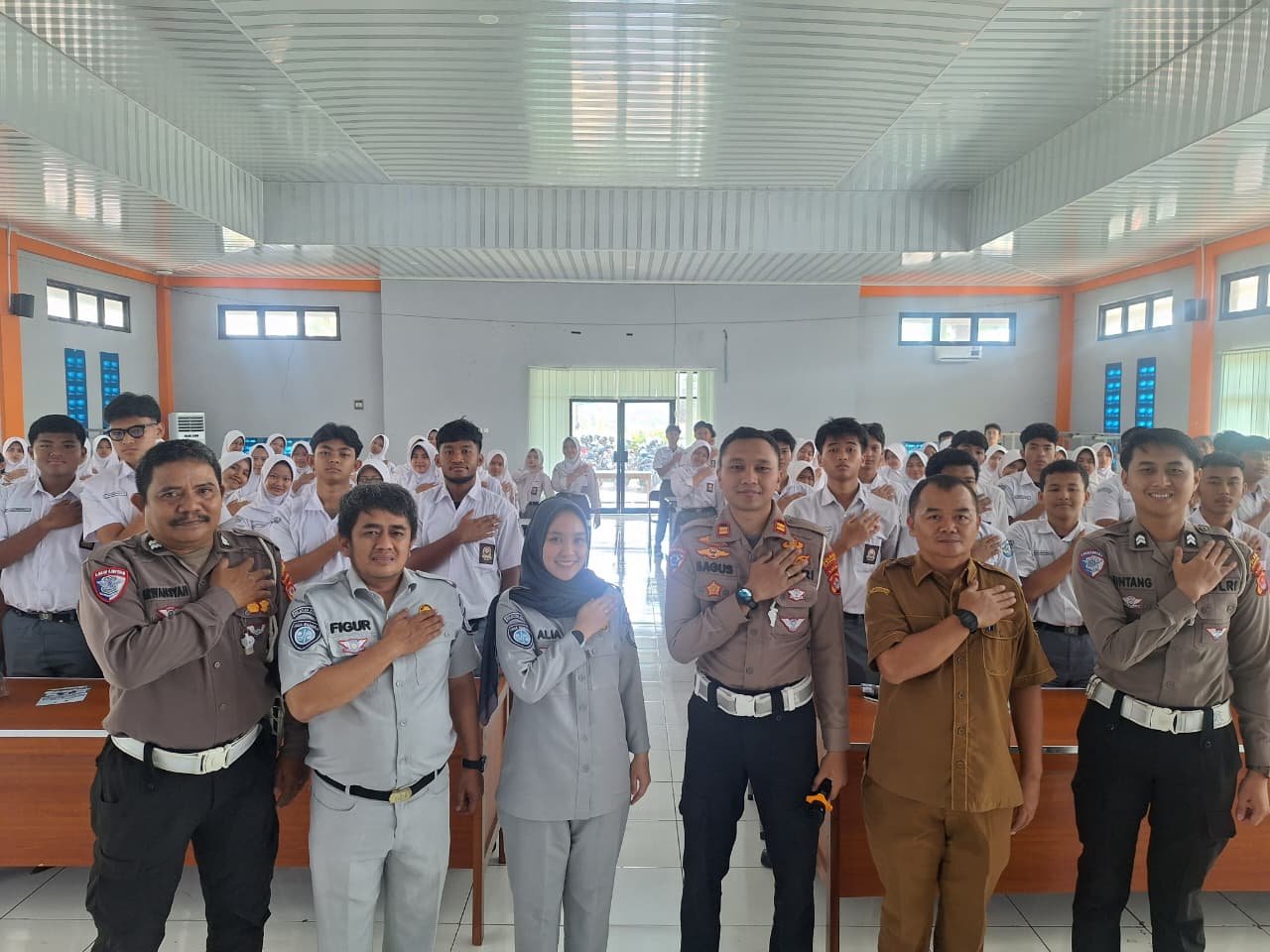 Jasa Raharja dan Satlantas Polresta Serang Kota Edukasi Pelajar SMA 2 Serang tentang Keselamatan Berlalu Lintas