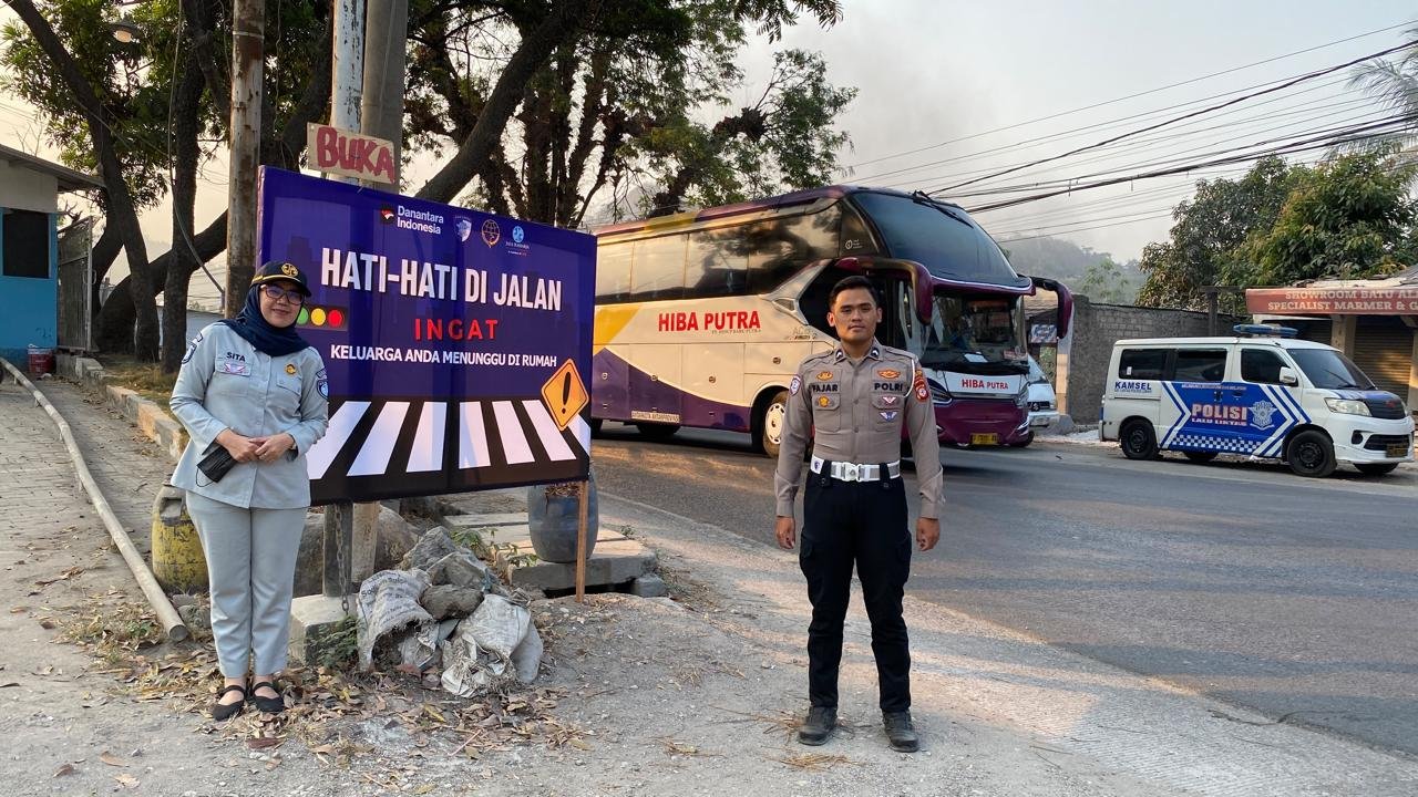 Sinergi Jasa Raharja dan Satlantas Polres Cimahi, Sampaikan Pesan Keselamatan di Sejumlah Titik Rawan