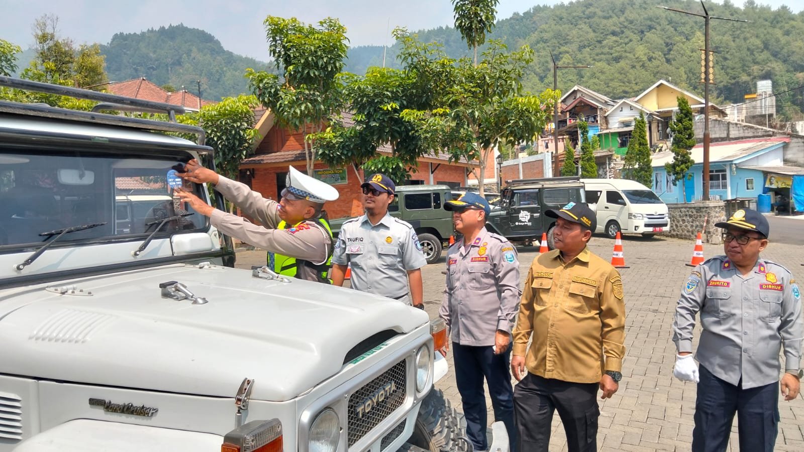 Jaga Keselamatan Wisatawan, Jasa Raharja dan Dinas Perhubungan Probolinggo Ramp Check Jeep Wisata Bromo.
