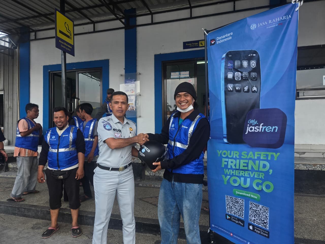 Jasa Raharja NTB Dorong Keselamatan Ojek Pengkolan melalui Penyerahan Helm dan Rompi
