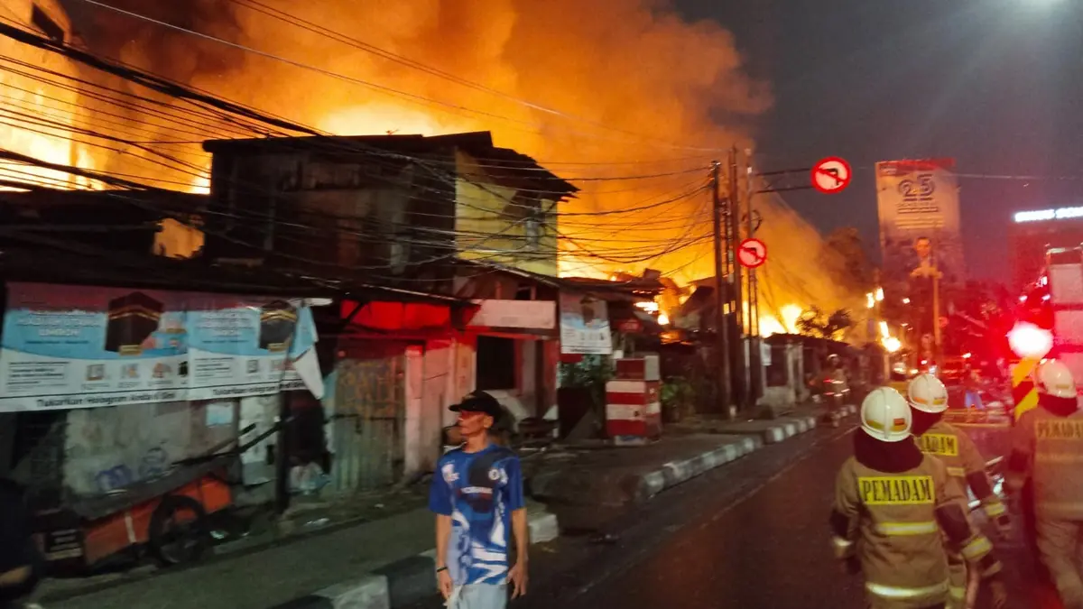 Kebakaran Kebayoran Lama Bakar 18 Rumah, 150 Warga Kehilangan Tempat Tinggal