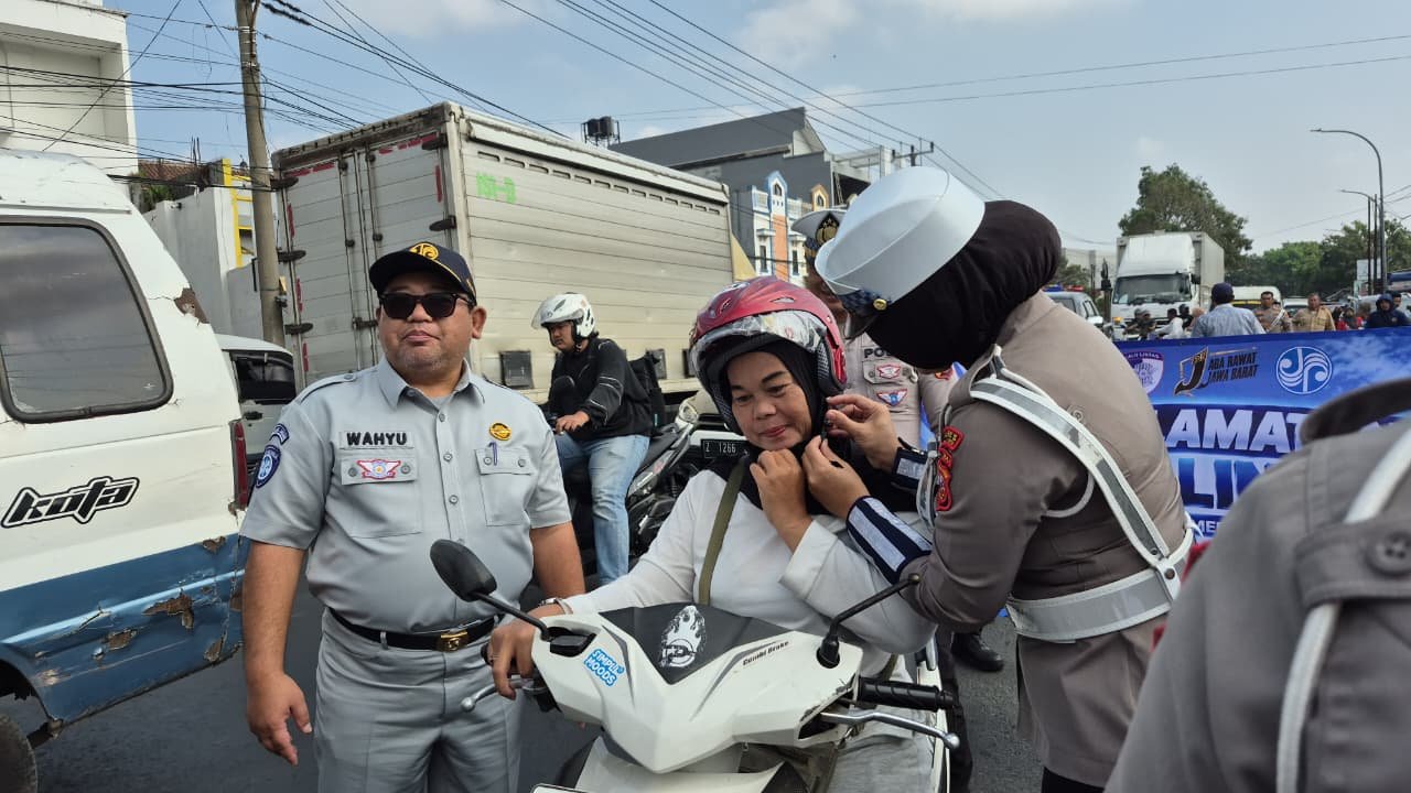 Jasa Raharja Cabang Tasikmalaya Laksanakan Aksi Simpatik dan Pemasangan Spanduk Himbauan Keselamatan di Titik Rawan Kecelakaan