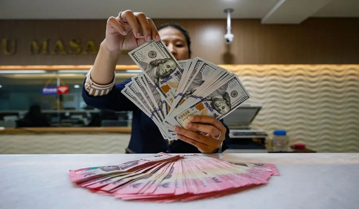 Rupiah Melemah ke Rp17.650 per Dolar AS pada Senin Pagi