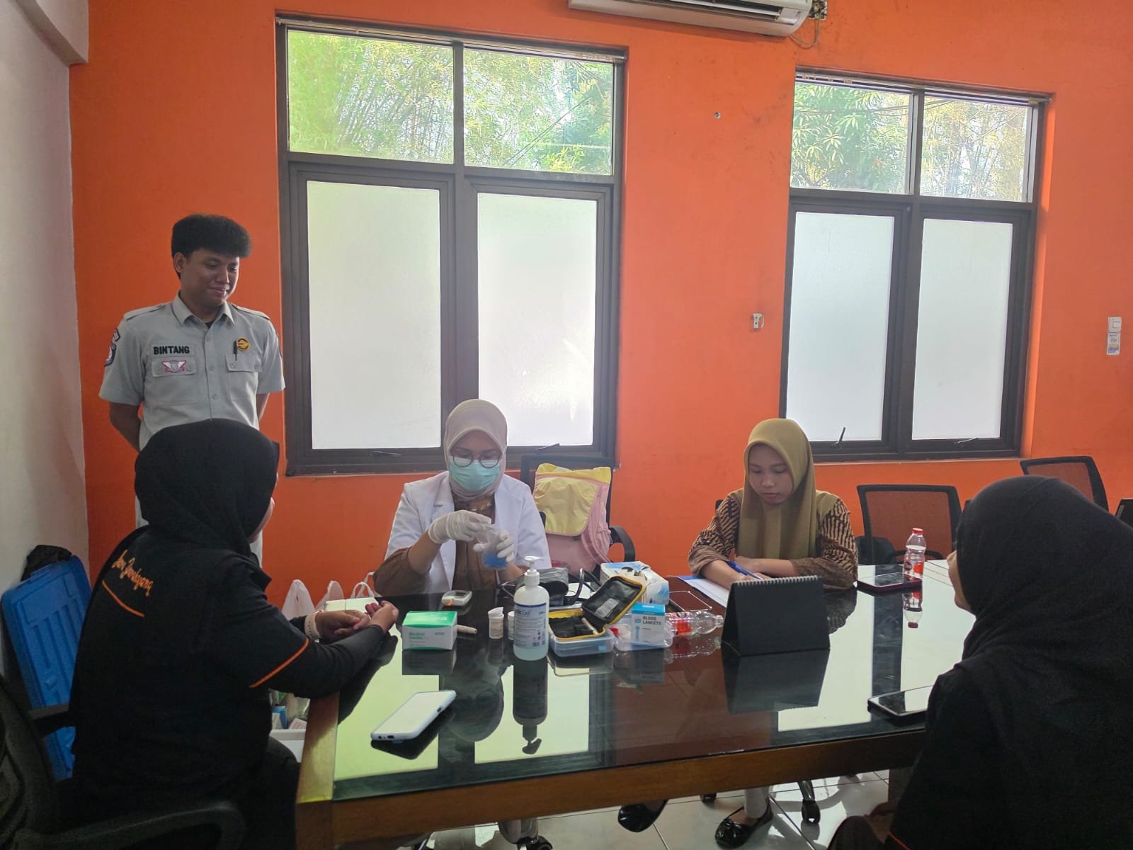 Apresiasi kepada PO Berlio, Jasa Raharja Karawang Adakan Pemeriksaan Kesehatan Gratis untuk Pengemudi