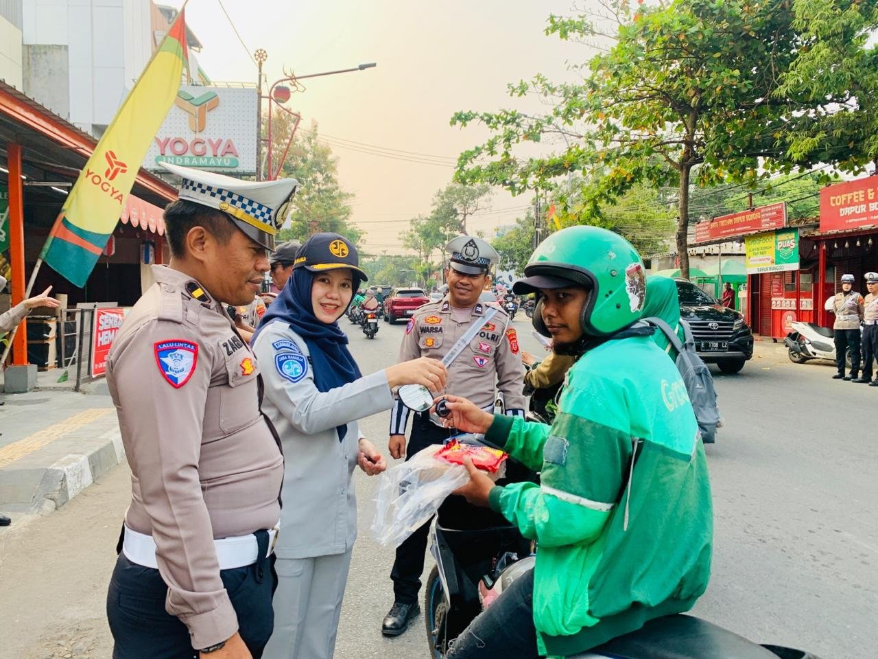 Jasa Raharja Indramayu Bersama Unit Lantas Polres Indramayu Gelar Aksi Simpatik, Sampaikan Pesan Keselamatan kepada Pengguna Jalan