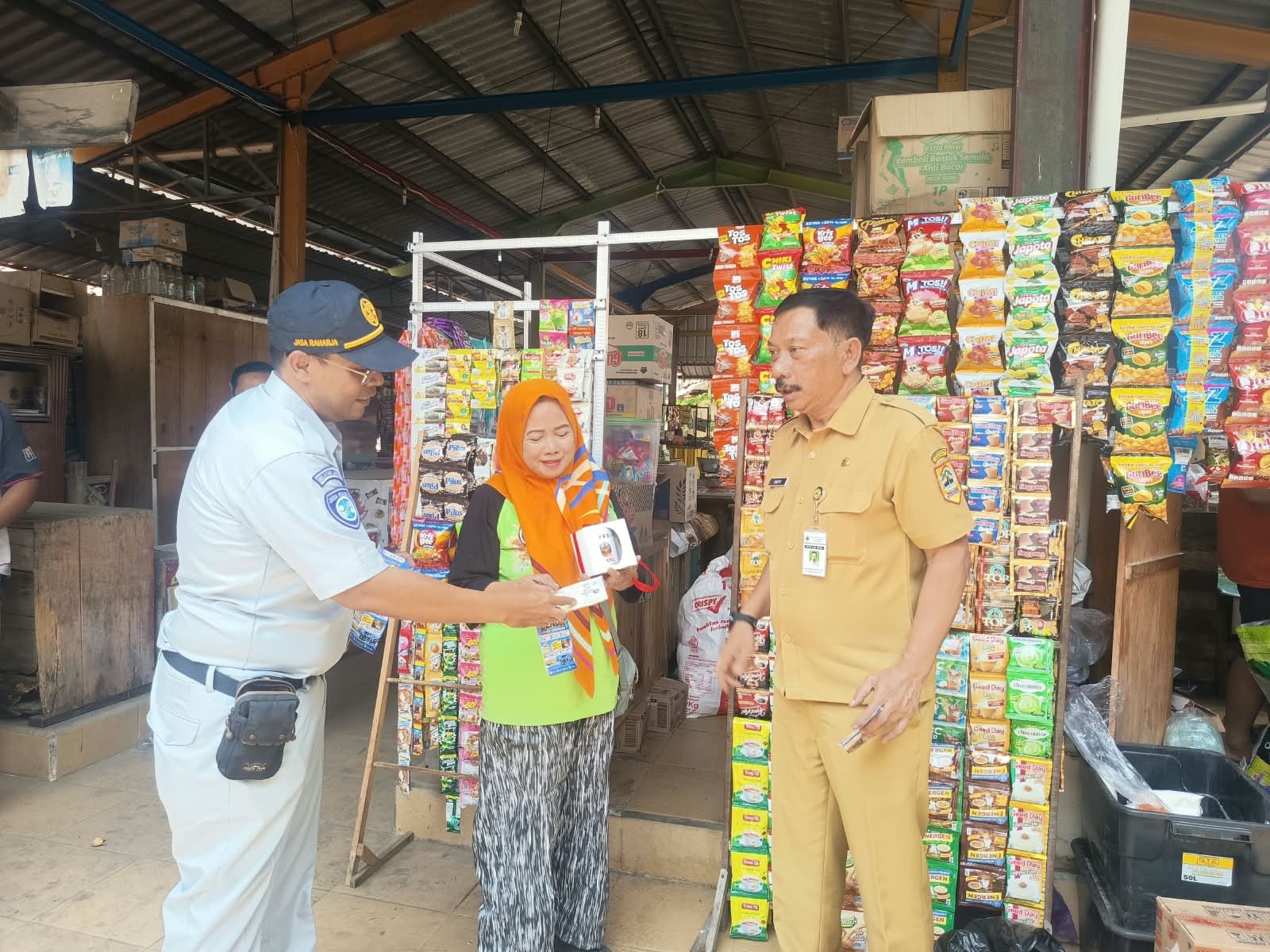Tim Pembina samsat Slawi Perluas Edukasi Program Jateng Bebas di Pasar Tradisional Pesayangan