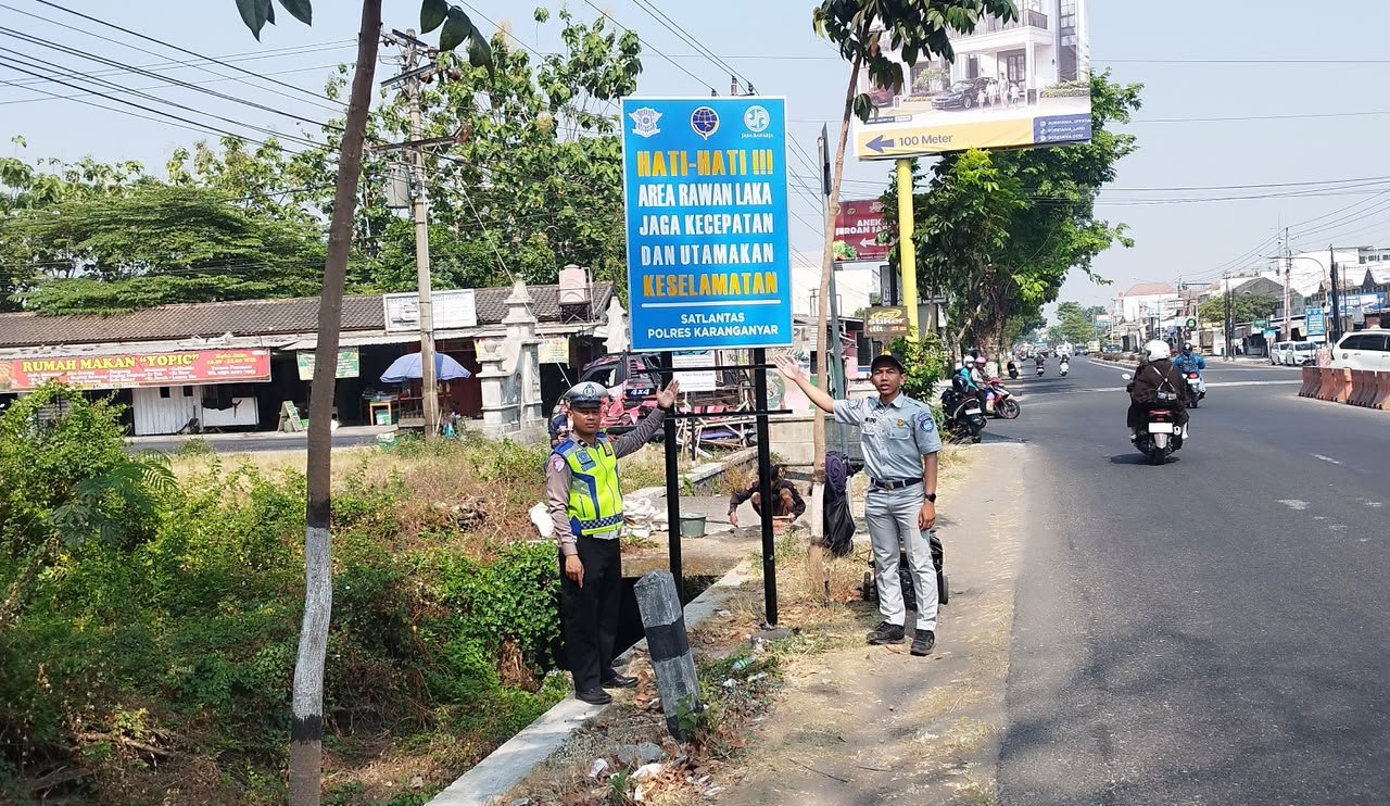 PT Jasa Raharja Cabang Sukoharjo Bersama Satlantas Polres Karanganyar Pasang Papan Himbauan Keselamatan Di Jalan Solo–Tawangmangu