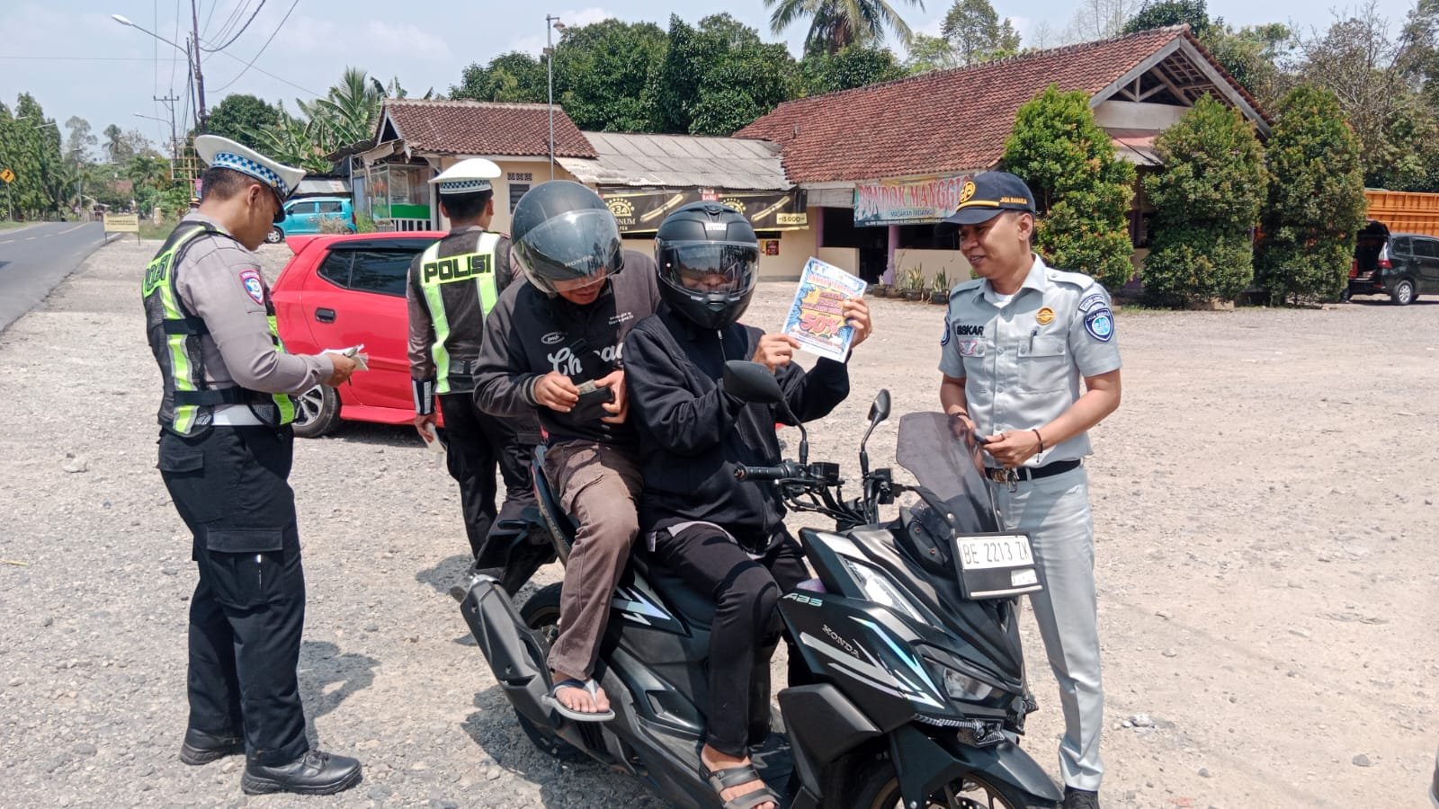 Jasa Raharja dan Mitra Samsat Perkuat Sinergi Sosialisasi Keringanan Pajak Kendaraan di Pugung