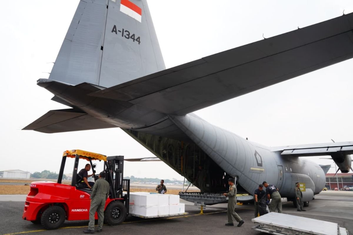Atasi Karhutla, TNI AU Distribusikan Dry Ice ke Palembang dan Banjarmasin
