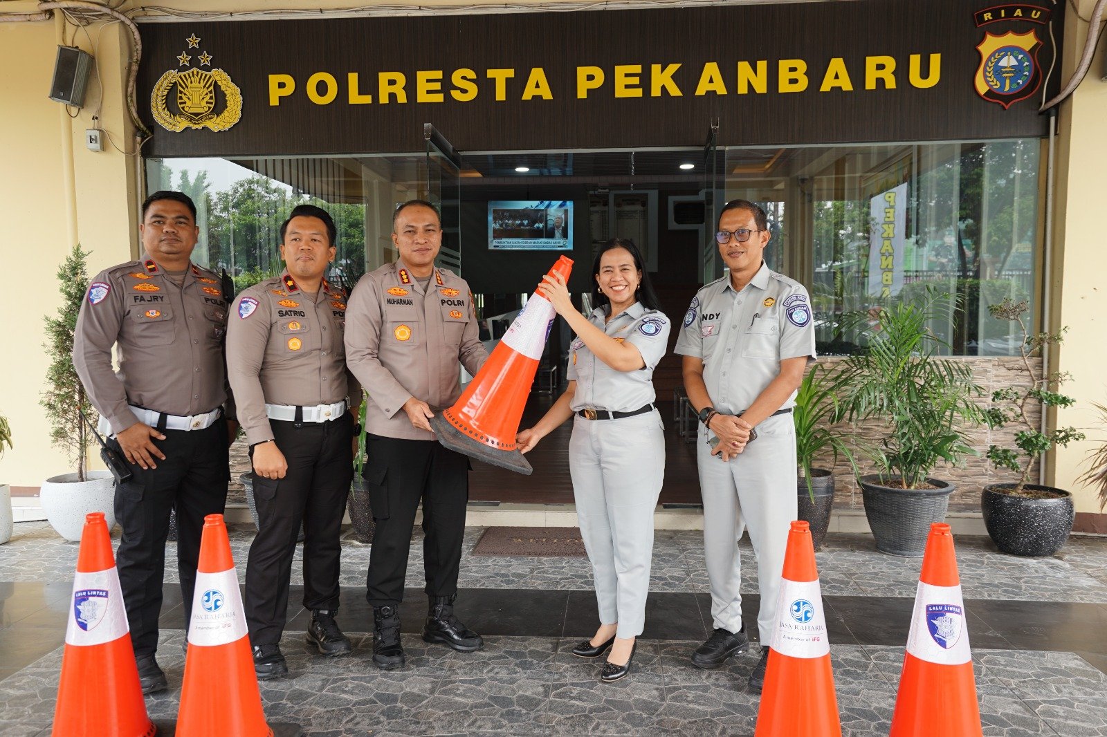 Dukung Pencegahan Kecelakaan, Jasa Raharja Riau Serahkan 40 Unit Traffic Cone kepada Polresta Pekanbaru