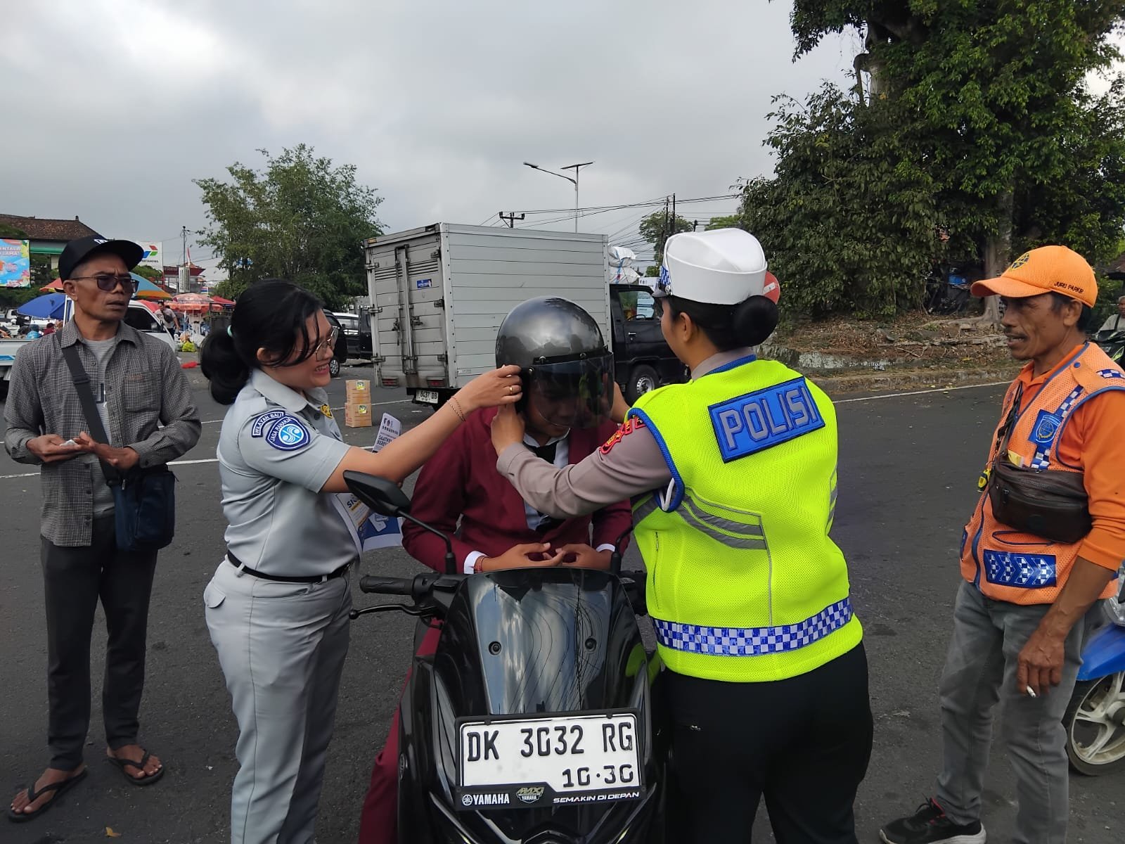 Jasa Raharja Bagikan Helm dan Informasi Relaksasi PKB di Pasar Kayuambua