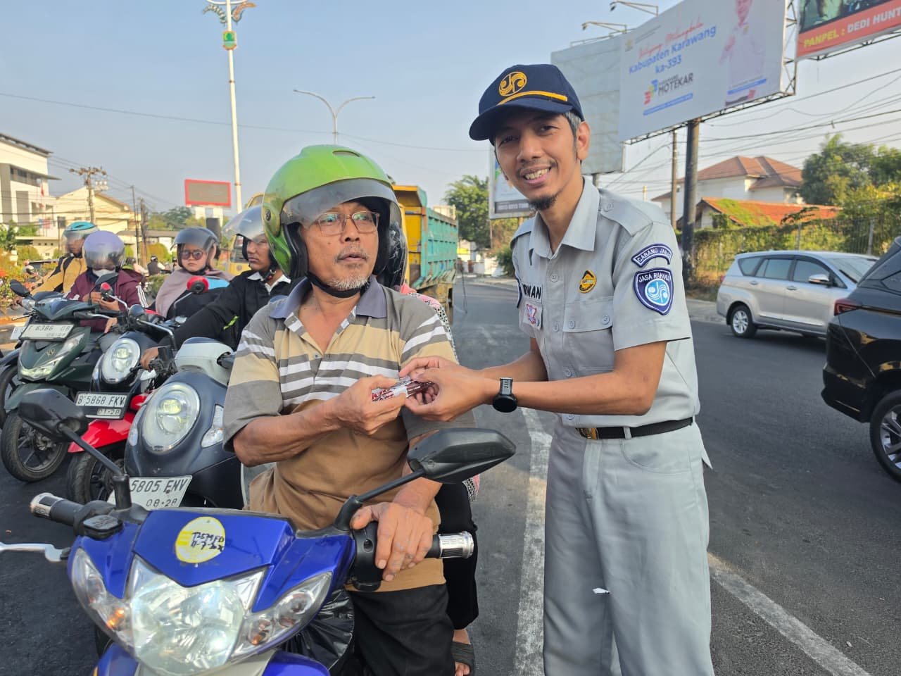 Aksi Simpatik dan Pemasangan Spanduk di Titik Rawan Laka Guna Tekan Angka Kecelakaan Lalu Lintas di Kabupaten Karawang