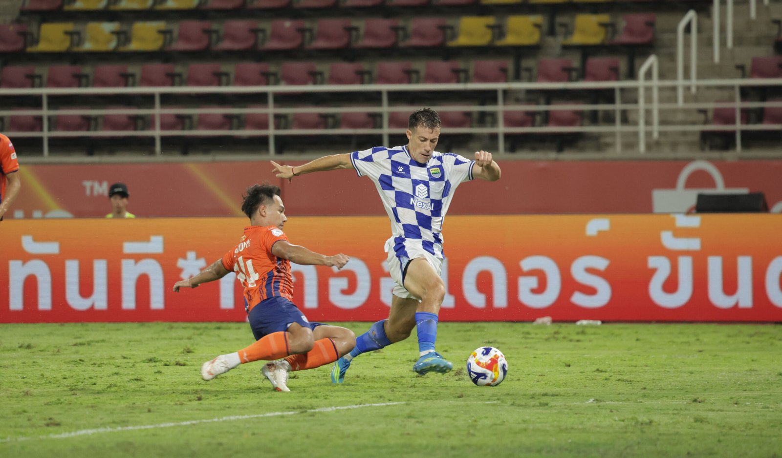 Sempat Tertinggal 0-1, Persib Bandung Bangkit dan Libas Port FC dengan Skor 3-1
