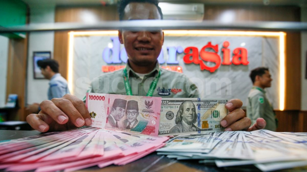 Rupiah Dibuka Melemah, Harga Minyak di Atas US0 Jadi Sorotan
