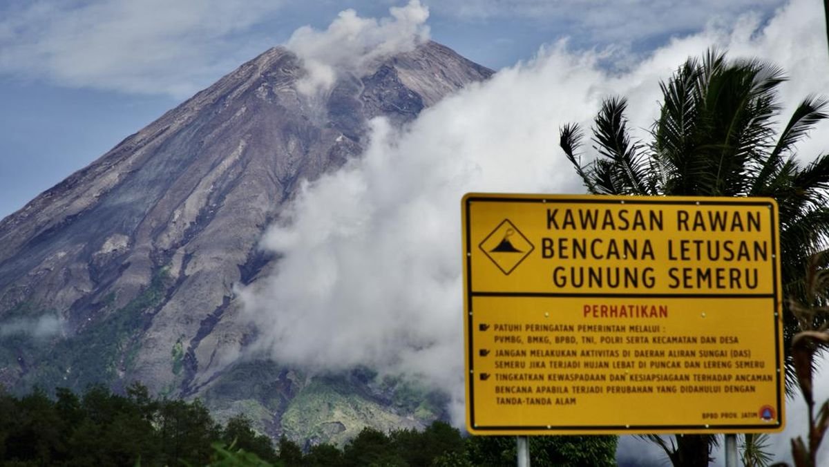 Semeru Erupsi Pagi Ini, Kolom Abu Vulkanik Membubung 900 Meter
